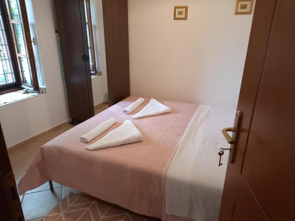 Postel nebo postele na pokoji v ubytování ΠΗΛΙΟ- ΤΟ ΕΞΟΧΙΚΟ ΤΗΣ ΑΝΝΑΣ- ΑΦΗΣΣΟΣ
