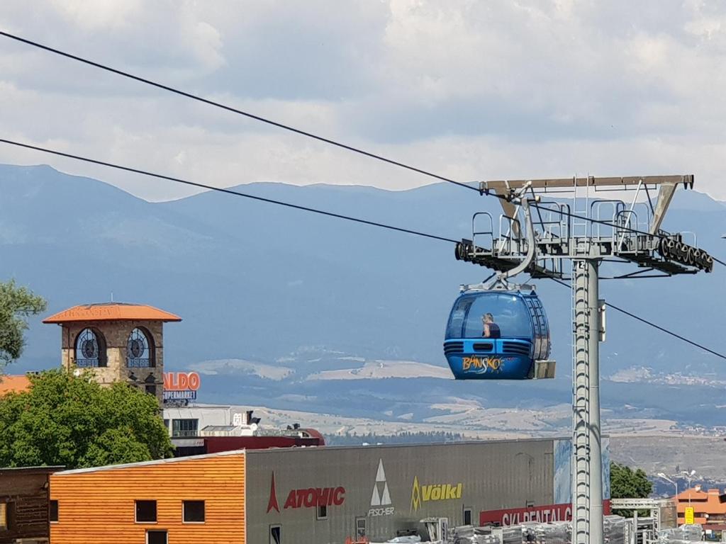 Дупката на Чичо Кърт On the Gondola main ski lift