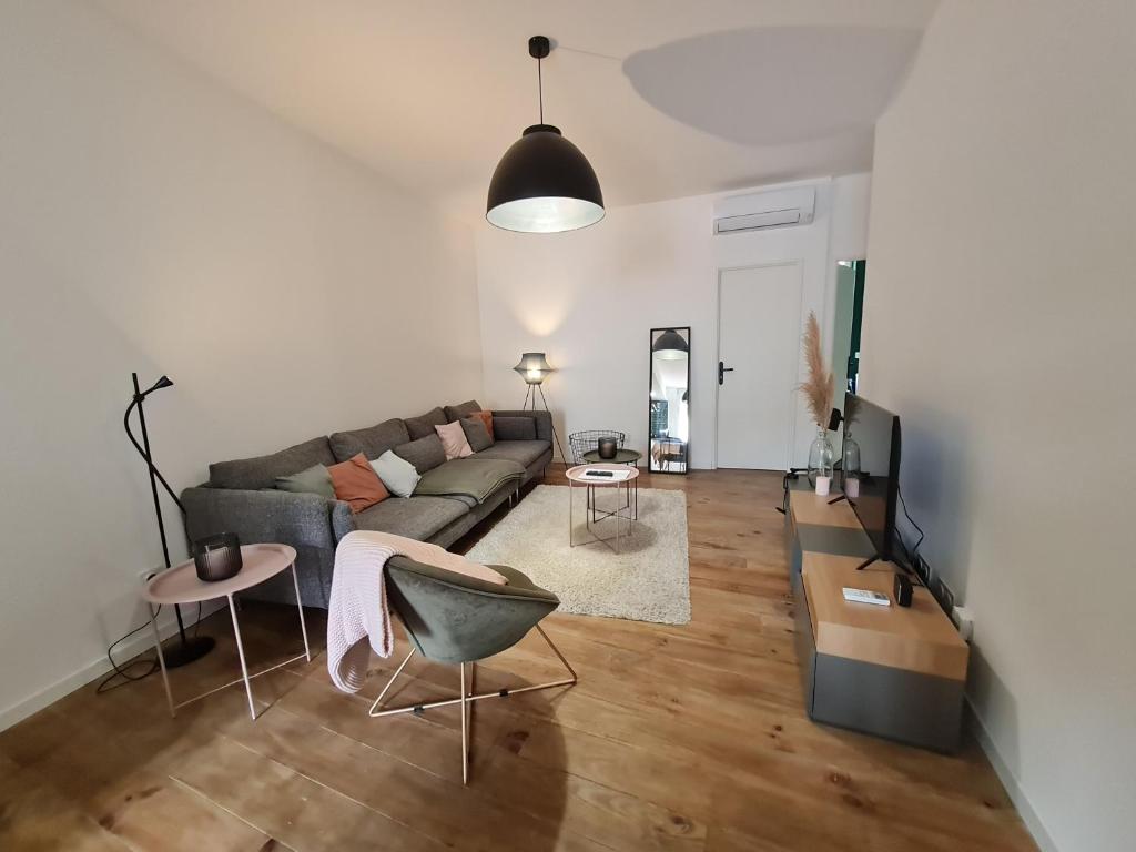 Ruang duduk di SETE Bel appartement rénové. Superbe emplacement.