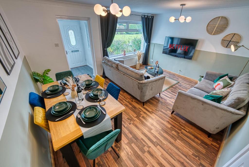 vistas panorámicas a una sala de estar con mesa y sofá en 3 bedrooms, garden, free parking en Cirencester