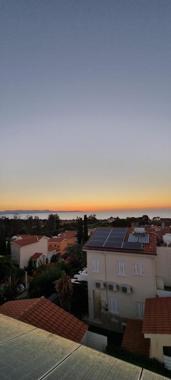 - une vue sur une ville dotée d'un toit solaire dans l'établissement Fab Sea and Mountain View Villa, walking distance from the Sandy Beach, à Yialia