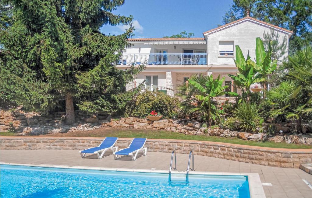 Bazén v ubytování Amazing Home In Savignac Les Eglises With Private Swimming Pool, Can Be Inside Or Outside nebo v jeho okolí