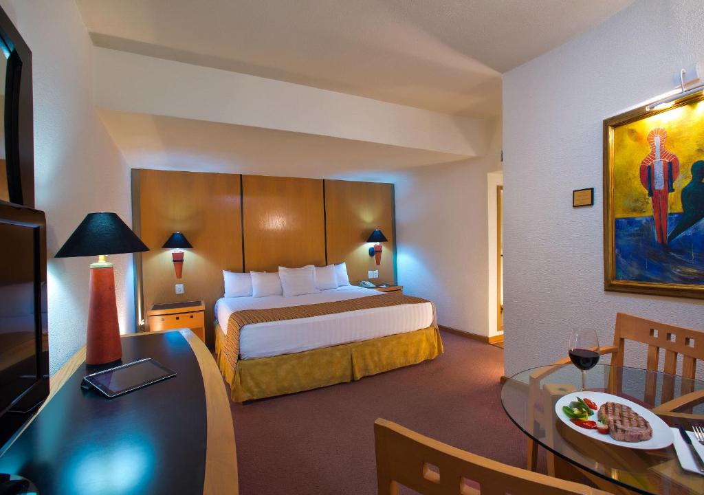 Postel nebo postele na pokoji v ubytování Hotel Guadalajara Plaza Ejecutivo