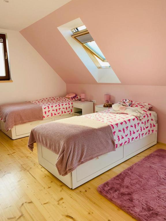 Letto o letti in una camera di Scenic Chalet Malowniczy Domek