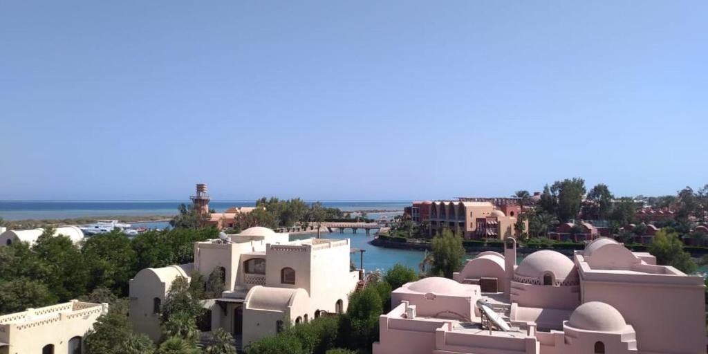 uma vista para uma cidade com casas e o oceano em EL Gouna Abu tig marina studio em Hurghada