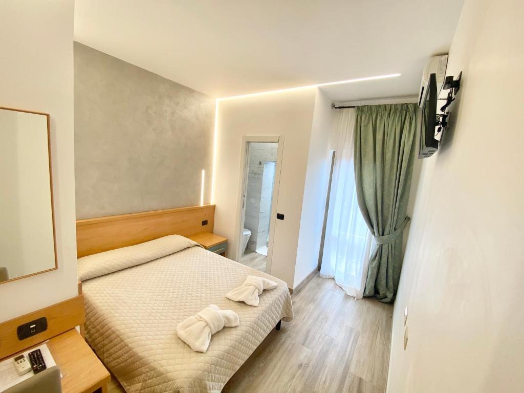 um quarto com uma cama com duas toalhas em Hotel Millerose em Roma