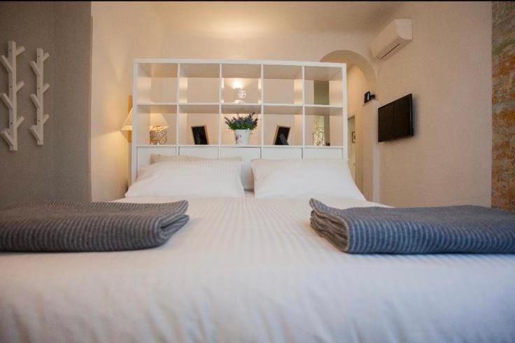 Łóżko lub łóżka w pokoju w obiekcie Glamour Liberty Apartment Sabotino38