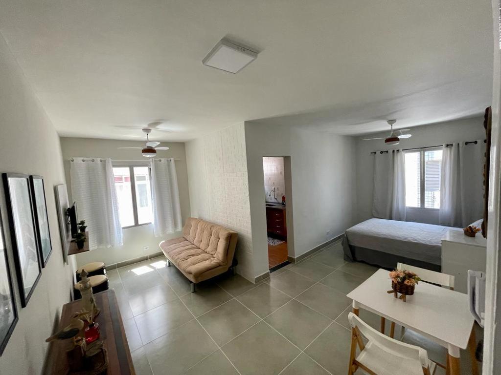 - une chambre avec un lit, un canapé et une table dans l'établissement Apartamento Vista Mar - Marina, à Praia Grande