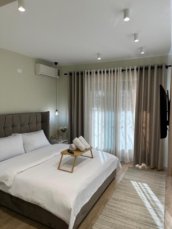 Tempat tidur dalam kamar di 4SeasonsGea , New Modern Apartment in Tirana