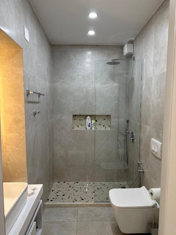 Koupelna v ubytování 4SeasonsGea , New Modern Apartment in Tirana