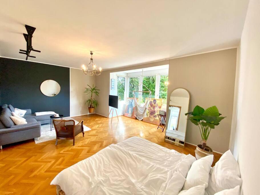 1 dormitorio con 1 cama y sala de estar en Wunderschöne Altbauwohnung mit Balkon - 102 qm en Aachen