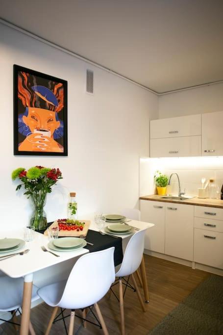 Kuchyňa alebo kuchynka v ubytovaní oompH Warsaw Center Well Designed Apartment with Balcony