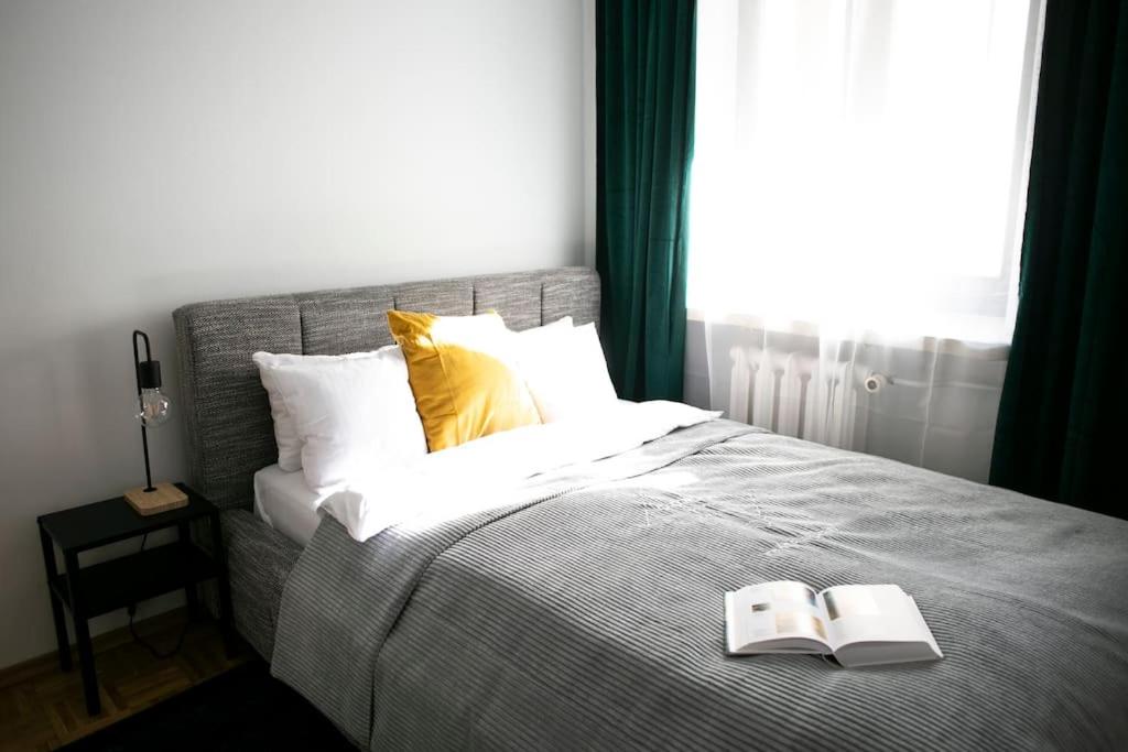 Posteľ alebo postele v izbe v ubytovaní oompH Warsaw Center Well Designed Apartment with Balcony