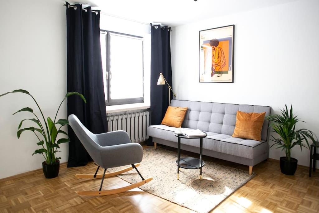 Posedenie v ubytovaní oompH Warsaw Center Well Designed Apartment with Balcony