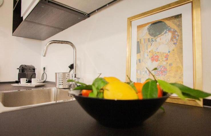 Kuchnia lub aneks kuchenny w obiekcie Glamour Liberty Apartment Sabotino38