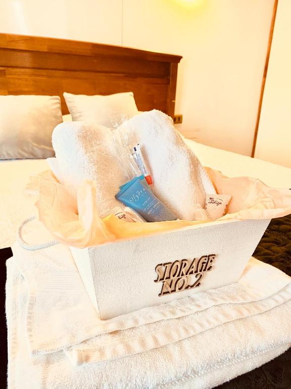 a box of towels on a bed with a toothbrush at Cabaña en Puerto Natales in Puerto Natales