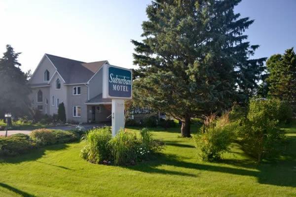 a sign in front of a house in a yard at Stratford Suburban Motel in Stratford