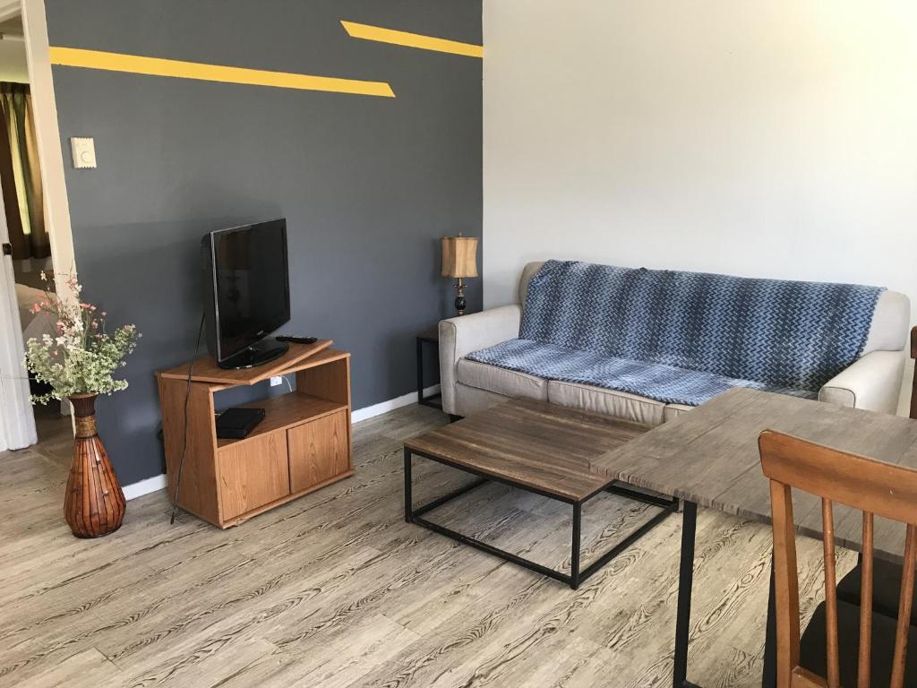 TV a/nebo společenská místnost v ubytování Duncan Motel