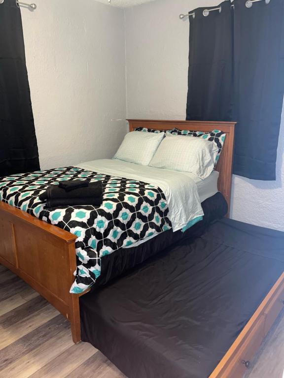 - un lit avec une couette en noir et blanc dans l'établissement Lovely Two Bedroom Duplex Near Buckroe Beach, à Hampton