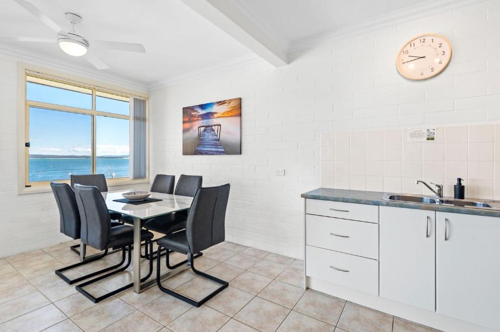 Kuchyň nebo kuchyňský kout v ubytování Little Hut Unit 3 20 Kurrawa Close