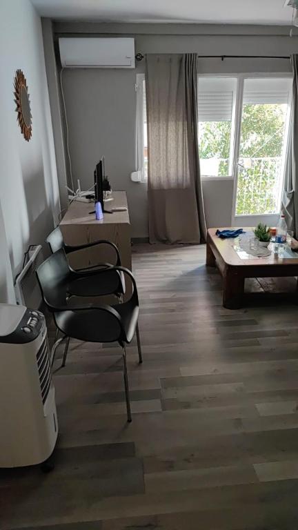 a living room with a desk and a chair at Be like home Texas in Alcalá de Henares