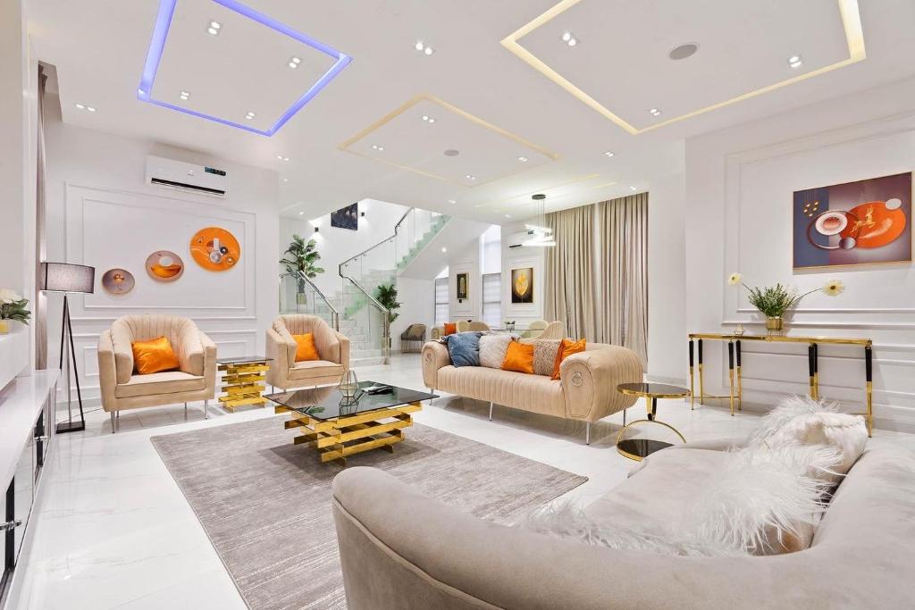 SID LUXURY SHORTLET LEKKI - Lagos with Swimming Pool, PS 5, Snooker & Table Tennis - Hizvo