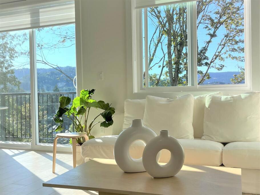 Holiday home Brand New Designer 4 BR Home Valley Views, Goldstream