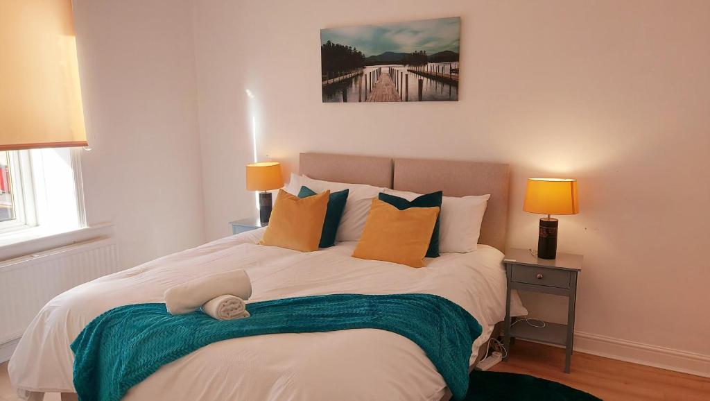 sypialnia z dużym łóżkiem z poduszkami w obiekcie Hilltop Place Suites Flat Above 250 w Sheffield