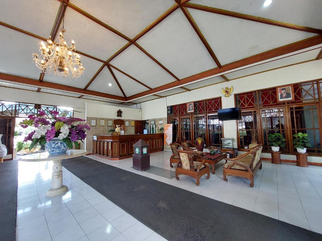 a large living room with a chandelier and a lobby at Puri Merbabu Asri 