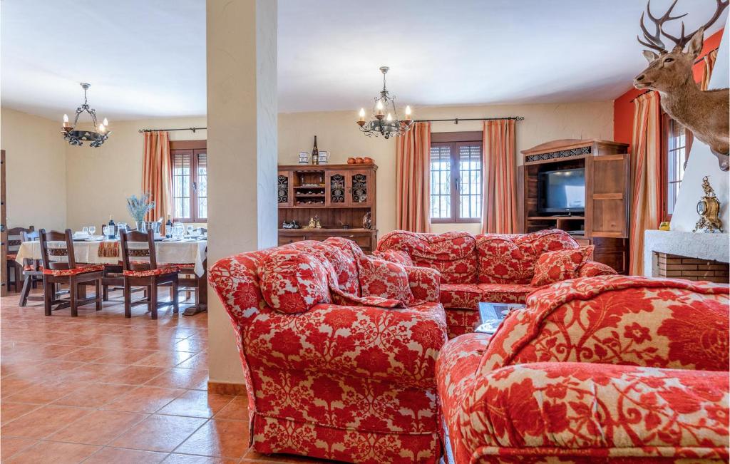 Część wypoczynkowa w obiekcie 7 Bedroom Awesome Home In Lucena
