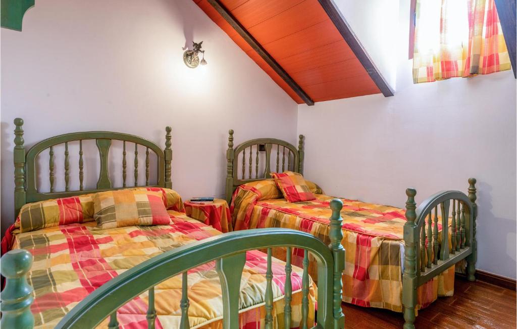 Łóżko lub łóżka w pokoju w obiekcie 7 Bedroom Awesome Home In Lucena