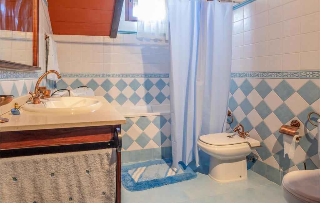 Łazienka w obiekcie 7 Bedroom Awesome Home In Lucena