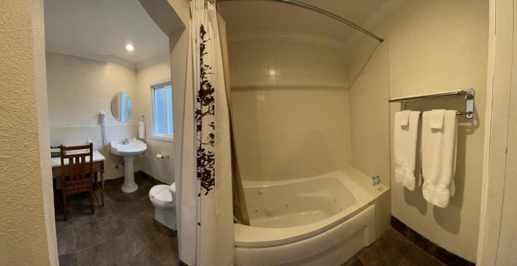 Sierra Woods Lodge - King Room