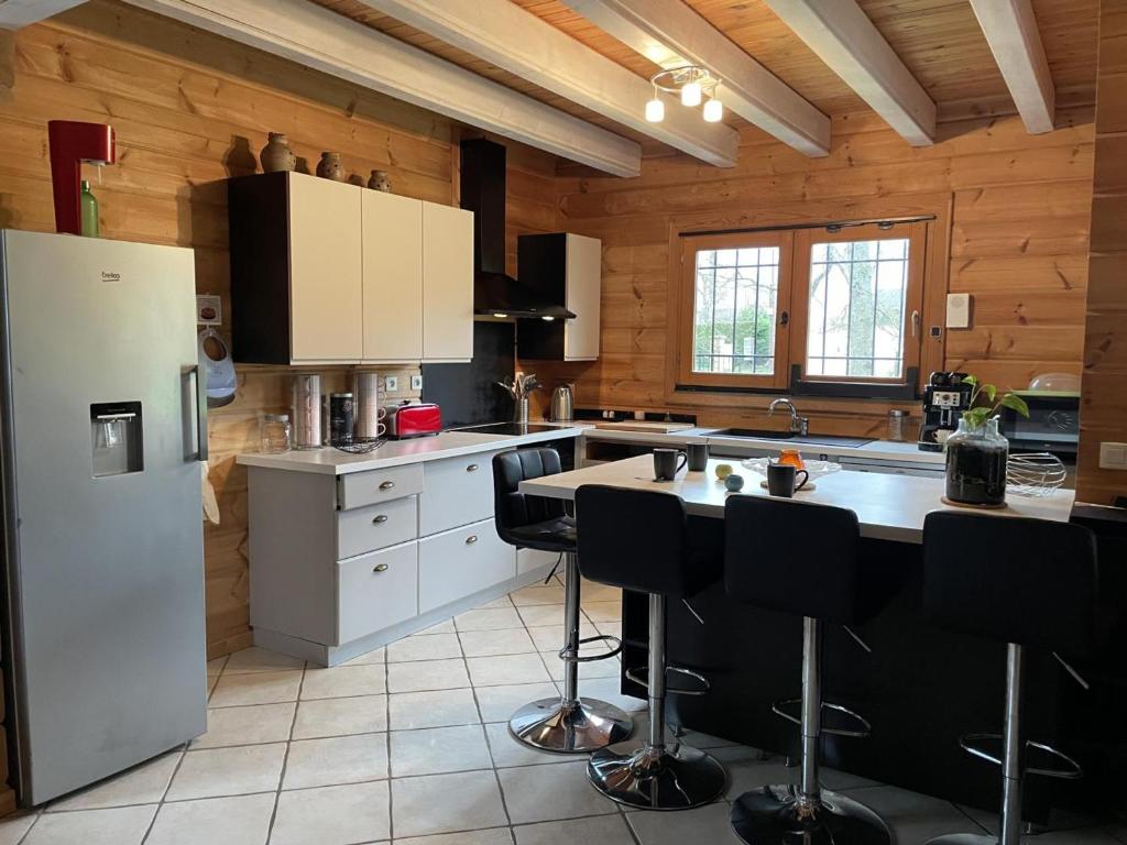 Chalet de charme avec sauna et piscine couverte, proche de Vichy, tout confort, animaux acceptés - FR-1-489-370 - Vakantiehuis