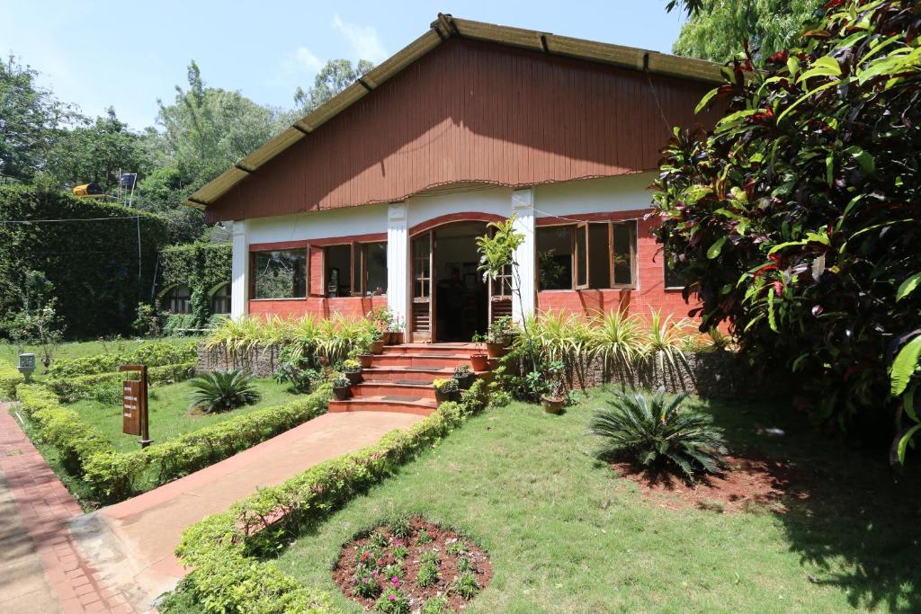 Taman di luar Zeenath Taj Gardens