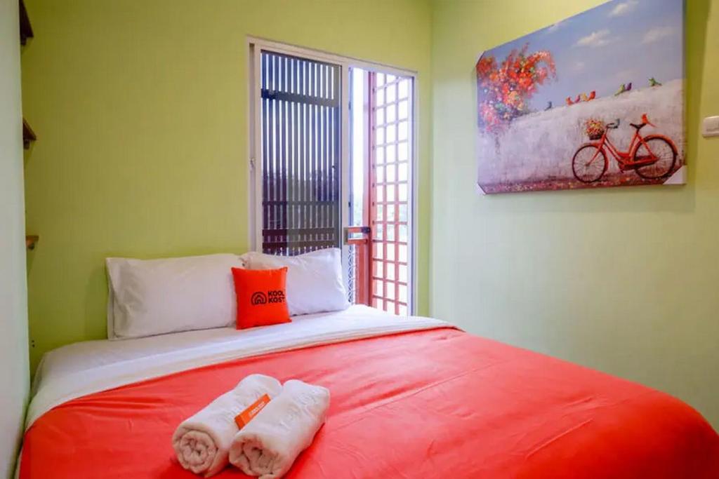 Kamar penginapan di hotel murah KoolKost @ Inep Kayu Jebres.