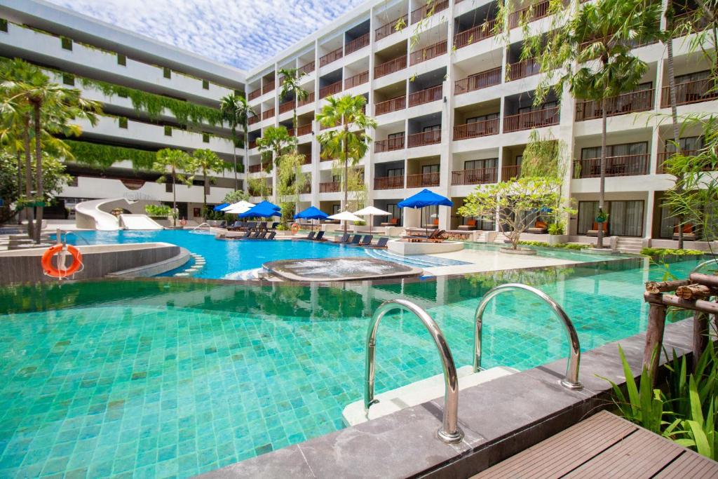 Bazén v ubytování Deevana Plaza Phuket - SHA Extra Plus nebo v jeho okolí