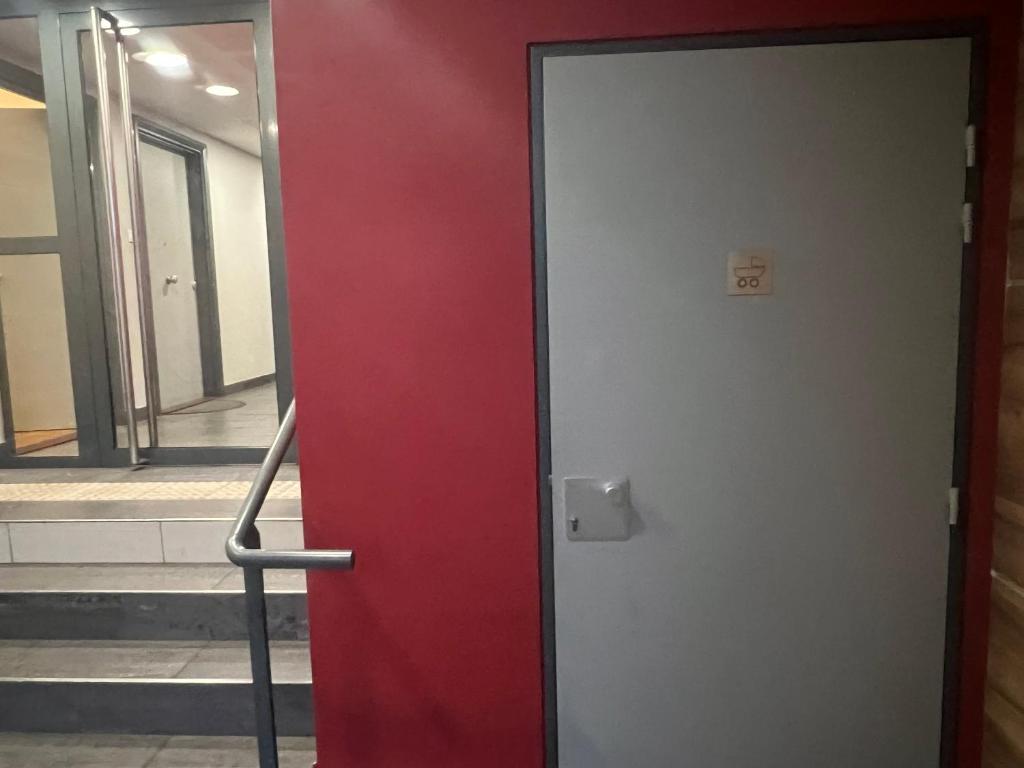 Live Like a Local Stylish 2BR with Balcony & Parking - Appartamento Con Due Camere Da Letto