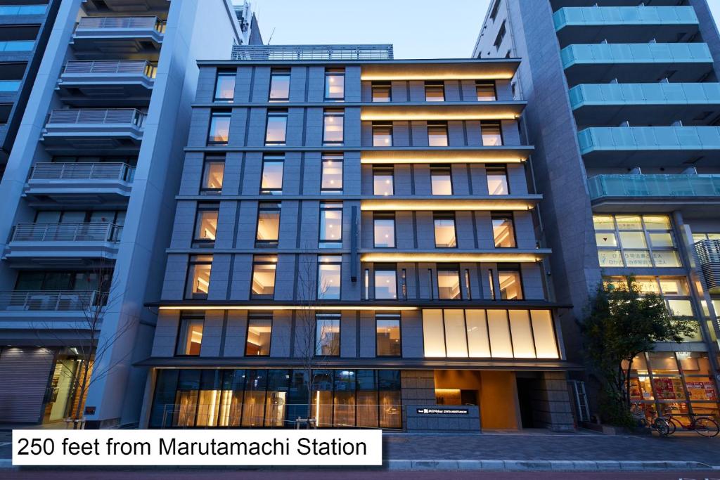 hotel MONday KYOTO MARUTAMACHI في كيوتو: قدم مبنى الشقق في محطة منهاتن
