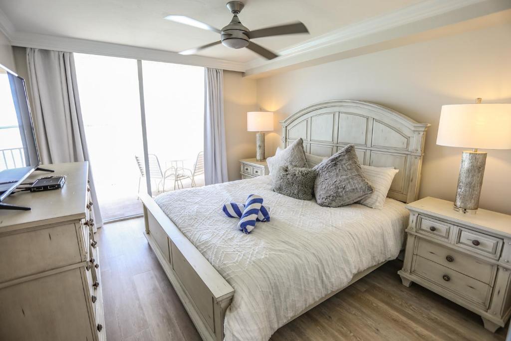 Schlafzimmer mit einem Bett mit blauem Band in der Unterkunft Lovers Key Resort 403 in Fort Myers Beach