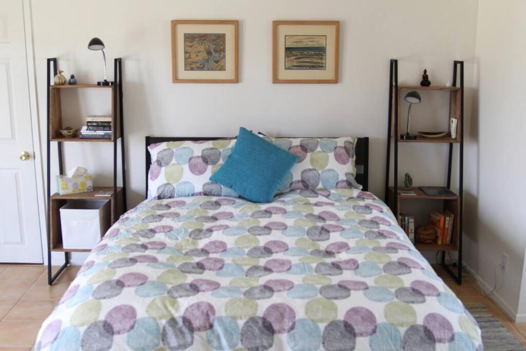Rúm í herbergi á Joshua Tree’s Highland Hideaway Compound