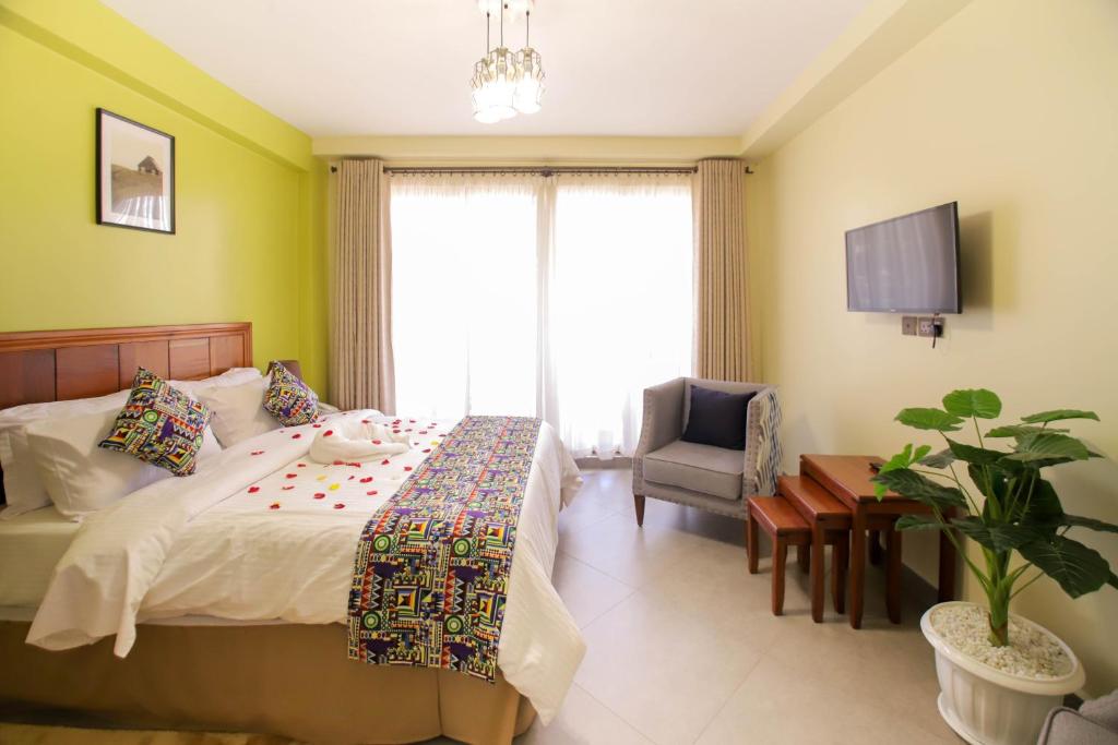 une chambre avec un lit, une chaise et une fenêtre dans l'établissement Lantern Serviced Apartments, à Nairobi
