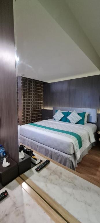 Postel nebo postele na pokoji v ubytování Bedrock Hotel Kuta