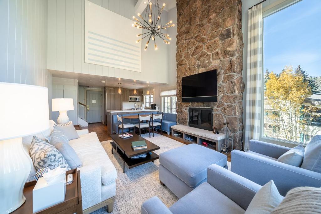 TV a/nebo společenská místnost v ubytování Lodge at Vail Condominiums