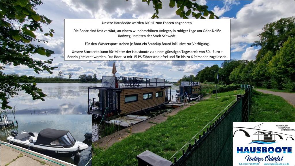 una casa sull'acqua con una barca dentro di Hausboote Unteres Odertal Hausboot Kranich a Schwedt an der Oder