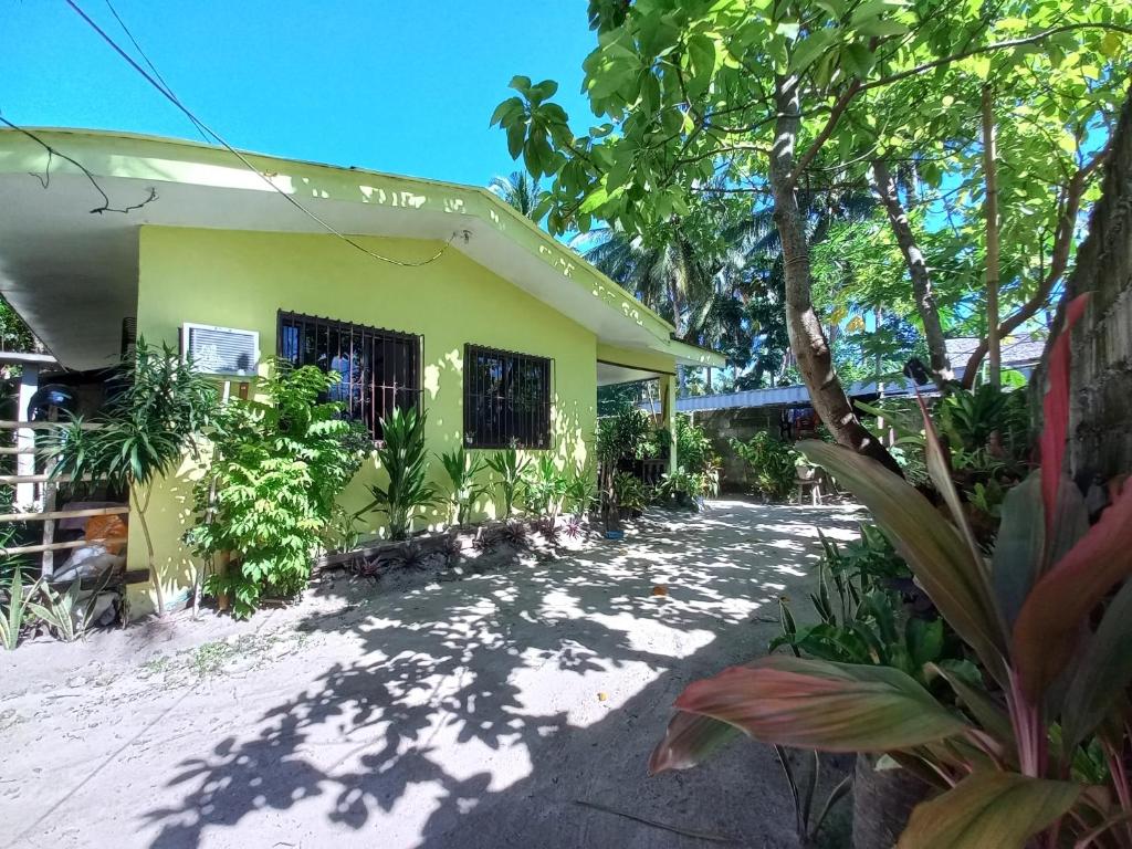 1Br (Private House +kitchen) 5 mins, walk to the beach