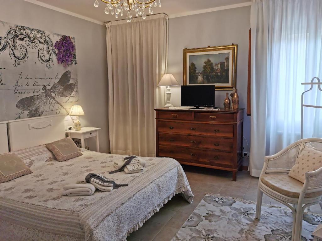 1 dormitorio con 1 cama, TV y silla en Appartamento Ca' Di Nive en Venecia