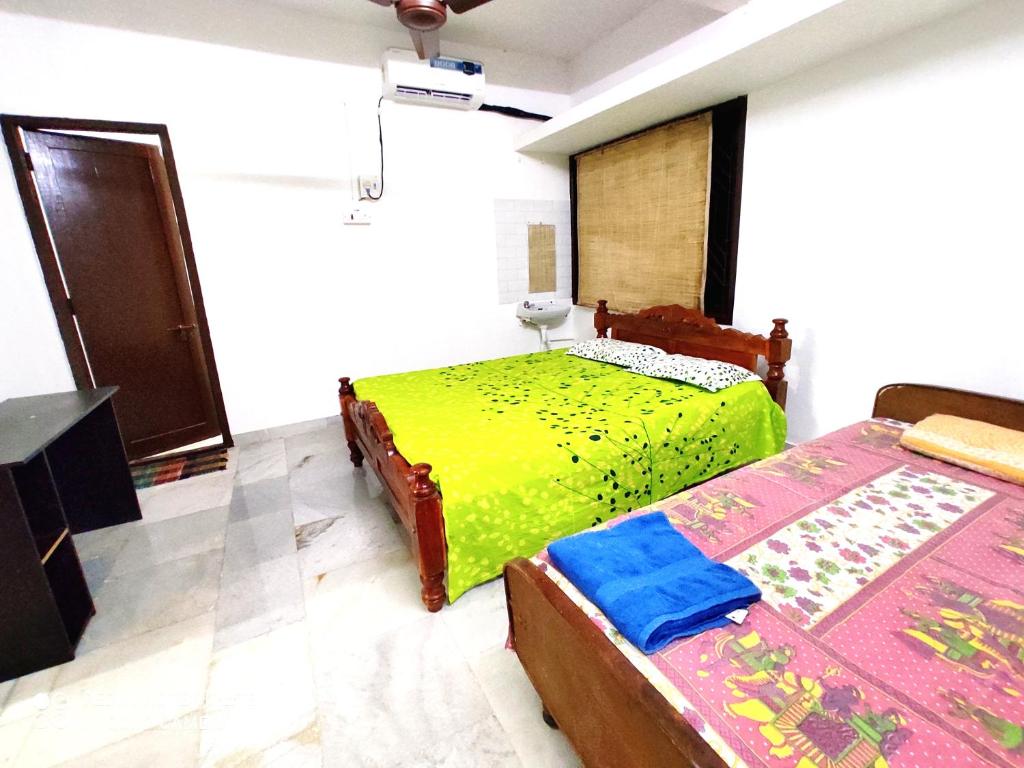 Habitación con 2 camas en una habitación en Beach/US Russian Consulate/Kitchen/Unlimited Super Fast Wifi en Chennai