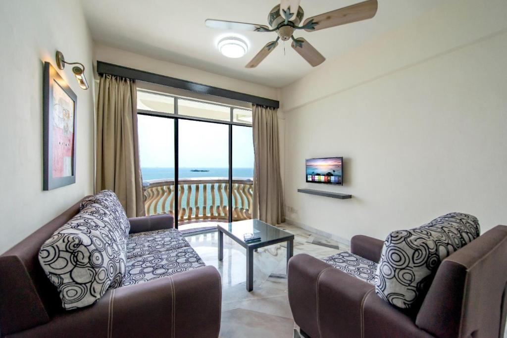 TV a/nebo společenská místnost v ubytování Glory Beach Resort