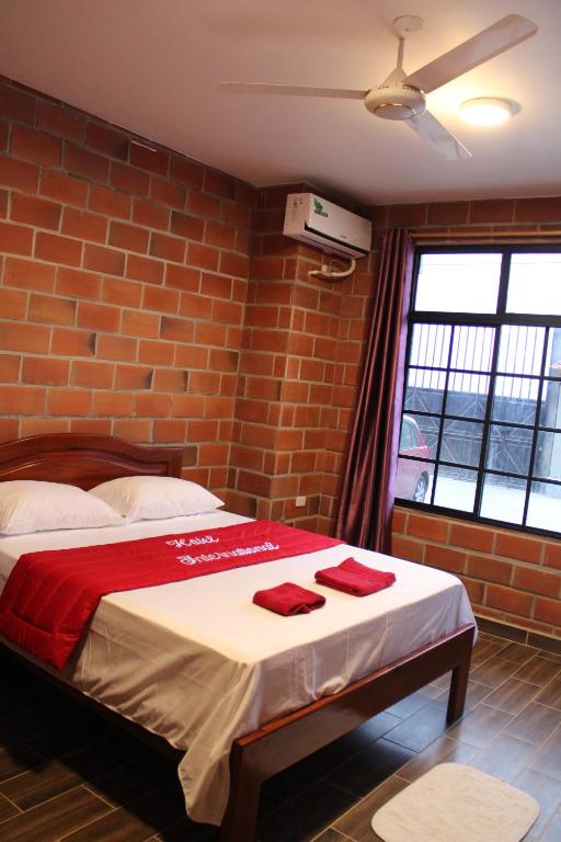 Postel nebo postele na pokoji v ubytování Hotel International